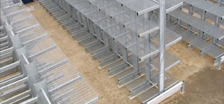 Mesh decking on cantilever racks